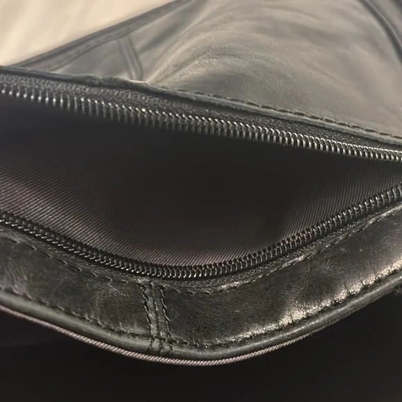 The Sak Black Ventura Convertible distressed leather backpack crossbody NWOT - Picture 14 of 16